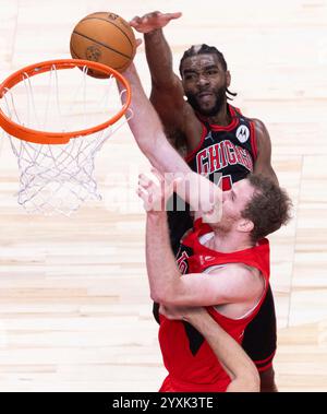 Toronto, Kanada. Dezember 2024. Jakob Poeltl (Front) von Toronto Raptors tritt 2024-2025 am 16. Dezember 2024 im NBA Regular Season Spiel zwischen Toronto Raptors und Chicago Bulls in Toronto auf. Quelle: Zou Zheng/Xinhua/Alamy Live News Stockfoto