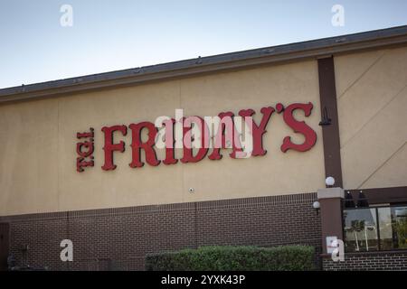 Orange, Kalifornien, USA - 25.03.2019: Blick auf ein Ladenschild für die Familienrestaurant-Kette TGI Fridays. Stockfoto