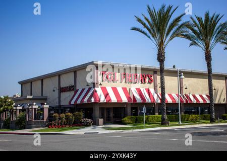 Orange, Kalifornien, USA - 25.03.2019: Blick auf ein Ladenschild für die Familienrestaurant-Kette TGI Fridays. Stockfoto