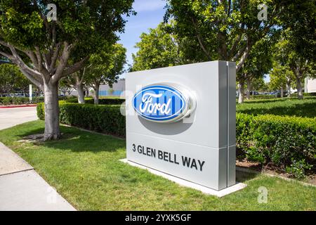 Irvine, Kalifornien, USA - 29.03.2019: Blick auf ein Straßenschild für die regionale Niederlassung der Ford Motor Company. Stockfoto