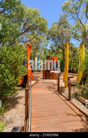 Interaktive Installationen entlang des gewundenen Buschpfads im Ngilgi Cave Ancient Lands Experience, Yallingup, Western Australia Stockfoto