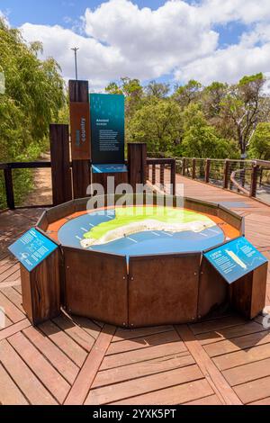 Interaktive Installationen entlang des gewundenen Buschpfads im Ngilgi Cave Ancient Lands Experience, Yallingup, Western Australia Stockfoto