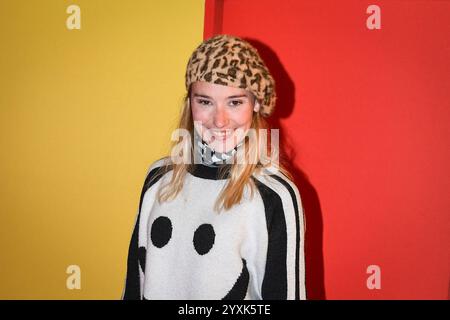 Paris, Frankreich. Dezember 2024. Deborah Francois posiert für einen Fotobesuch für den Film La Chambre d’a cote am 16. Dezember 2024 im Pathe-Kino in Paris. Foto: Firas Abdullah/ABACAPRESS. COM Credit: Abaca Press/Alamy Live News Stockfoto