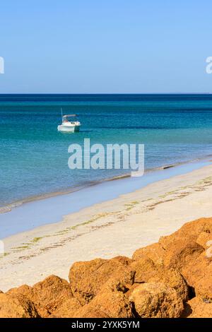 Einsames Boot vor Busselton Beach in Broadwater, City of Busselton, Western Australia Stockfoto