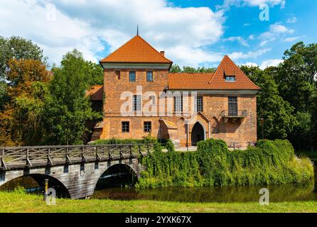 Oporow, Polen - 17. August 2024: Mittelalterliche Ritterburg Oporowskich mit nassem Graben und Zugbrücke im historischen Park im Dorf Oporow Stockfoto