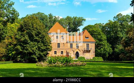 Oporow, Polen - 17. August 2024: Mittelalterliche Ritterburg Oporowskich mit nassem Graben und Zugbrücke im historischen Park im Dorf Oporow Stockfoto