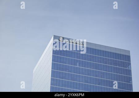Irvine, Kalifornien, USA - 29.03.2019: Ein Blick auf ein Schild vor dem Gebäude für den Automobilkonzern Mazda. Stockfoto