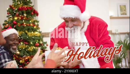 Bild von Happy Holidays Text über den weihnachtsmann und verschiedene ältere Freunde zu weihnachten zu Hause. Chirurgie, Feier und Traditionskonzept digital Stockfoto