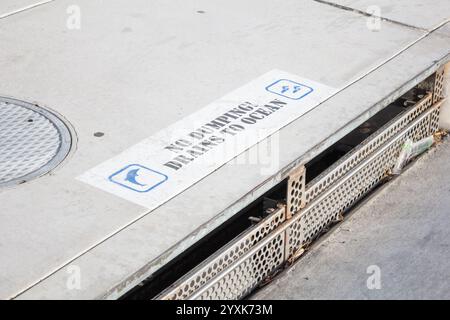 Dana Point, Kalifornien, USA - 29.03.2019: Blick auf ein Schild in der Nähe des Straßenabflusses, das besagt, dass keine Abflüsse ins Meer abfließen. Stockfoto