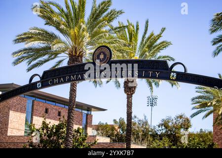Orange, Kalifornien, USA - 04-03-2019: Blick auf ein Überhangschild für die Chapman University. Stockfoto