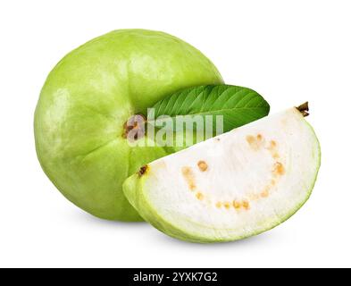 Guave Frucht isoliert auf weißem Hintergrund. Beschneidungspfad für Guava Stockfoto