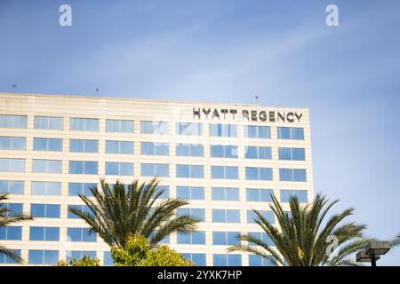 Garden Grove, Kalifornien, USA - 04-01-2019: Blick auf ein Schild vor dem Gebäude, das als Hyatt Regency bekannt ist. Stockfoto