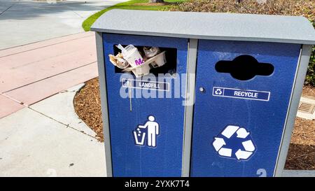 Los Angeles, Kalifornien, USA - 04-02-2019: Eine Ansicht eines vollen Mülltonnen und eines leeren Papierkorbs. Stockfoto