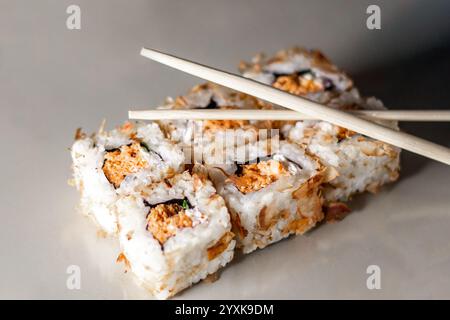 Sushi-Brötchen. Japanisches Essen im Restaurant. Sushi-Brötchen-Set mit Lachs, Gemüse und Reis. Asiatisches Essenskonzept. Japanische Küche. Stockfoto