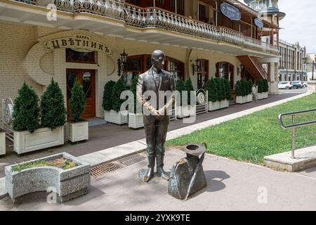 Pjatigorsk, Russland - 19. Juni 2024. Stadtskulptur, eine Figur von Kisa Worobyaninov im Blumengarten Park Stockfoto