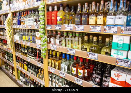 Los Angeles, Kalifornien, Vereinigte Staaten - 04-03-2019: Blick auf den Hartschnaps-Gang eines lokalen Trader Joe's Ladens. Stockfoto