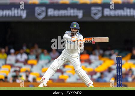 Brisbane, Australien, 17. Dezember 2024. Ravindra Jadeja von Indien schlägt am 4. Tag des dritten NRMA Insurance Test Matches der Border Gavaskar Trophäe zwischen Australien und Indien bei der Gabba am 17. Dezember 2024 in Brisbane, Australien. Quelle: Santanu Banik/Speed Media/Alamy Live News Stockfoto