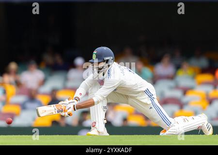 Brisbane, Australien, 17. Dezember 2024. Ravindra Jadeja aus Indien fliegt am 4. Tag des dritten NRMA Insurance Test Matches der Border Gavaskar Trophäe zwischen Australien und Indien bei der Gabba am 17. Dezember 2024 in Brisbane, Australien. Quelle: Santanu Banik/Speed Media/Alamy Live News Stockfoto