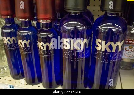 Los Angeles, Kalifornien, USA - 04-05-2019: Ein Blick auf mehrere Flaschen Skyy Vodka im Supermarkt. Stockfoto