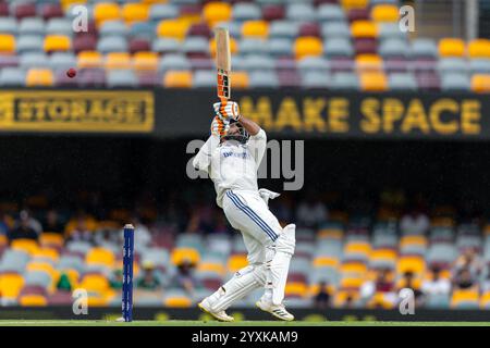 Brisbane, Australien, 17. Dezember 2024. Ravindra Jadeja aus Indien zieht am 4. Tag des dritten NRMA Insurance Test Matches der Border Gavaskar Trophäe zwischen Australien und Indien bei der Gabba am 17. Dezember 2024 in Brisbane, Australien. Quelle: Santanu Banik/Speed Media/Alamy Live News Stockfoto