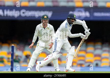 Brisbane, Australien, 17. Dezember 2024. Fledermäuse am 4. Tag des dritten NRMA Insurance Test Matches der Trophäe Border Gavaskar zwischen Australien und Indien bei den Gabba am 17. Dezember 2024 in Brisbane, Australien. Jasprit Bumrah aus Indien Credit: Santanu Banik/Speed Media/Alamy Live News Stockfoto