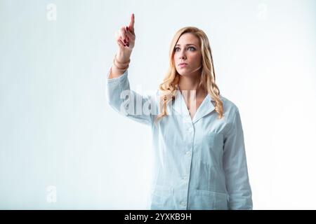Verschwommene Blondine in weiß, was Raum für schwebende Grafiken, Wissenschaftler oder Ingenieur eines futuristischen Unternehmens anzeigt Stockfoto