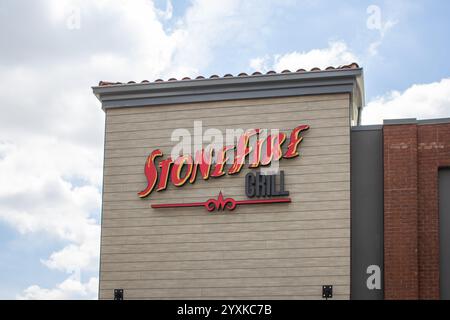 Brea, Kalifornien, USA - 04-06-2019: Blick auf ein Ladenschild für das Restaurant Stonefire Grill. Stockfoto