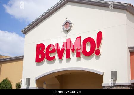 Brea, Kalifornien, USA - 04-06-2019: Blick auf ein Ladenschild für den Alkoholhändler BevMo. Stockfoto