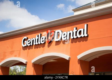 Brea, Kalifornien, USA - 04-06-2019: Blick auf ein Ladenschild für Gentle Dental. Stockfoto