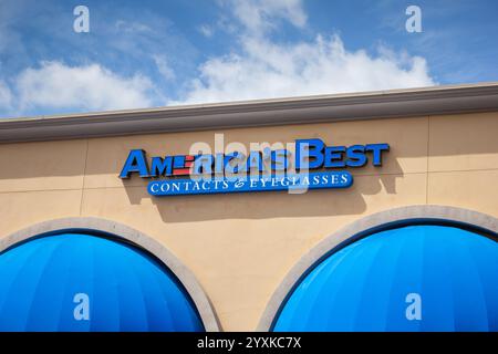 Brea, Kalifornien, Vereinigte Staaten - 04-06-2019: Blick auf ein Ladenschild für America's Best. Stockfoto