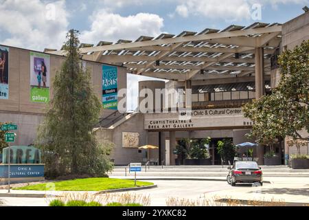 Brea, Kalifornien, Vereinigte Staaten - 04-06-2019: Blick auf den vorderen plaza-Bereich des Brea Civic and Cultural Center. Stockfoto