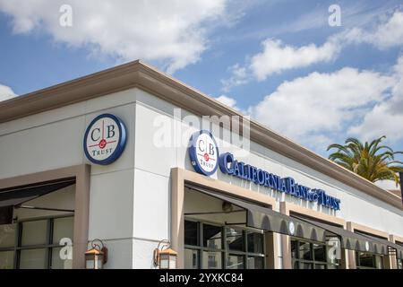 Brea, Kalifornien, Vereinigte Staaten - 04-06-2019: Blick auf ein Schild vor dem Gebäude für California Bank and Trust. Stockfoto