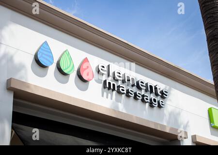 Brea, Kalifornien, USA - 04-06-2019: Blick auf ein Ladenschild für Elements Massage. Stockfoto