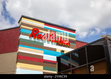 Brea, Kalifornien, USA - 04-06-2019: Blick auf ein Ladenschild für das Burger Restaurant, bekannt als Red Robin. Stockfoto