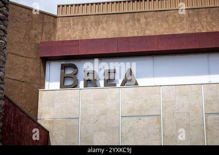 Brea, Kalifornien, Vereinigte Staaten - 04-06-2019: Blick auf ein Schild vor dem Gebäude für die Brea Mall. Stockfoto