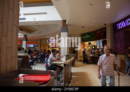 Brea, Kalifornien, USA - 04-06-2019: Blick auf den Food Court in der Brea Mall. Stockfoto