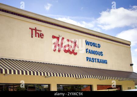 Brea, Kalifornien, USA - 04-06-2019: Ein Schild vor dem Laden für das Pastrami-Sandwich-Restaurant, bekannt als Hut. Stockfoto