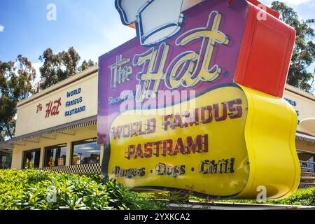 Brea, Kalifornien, USA - 04-06-2019: Ein Schild vor dem Laden für das Pastrami-Sandwich-Restaurant, bekannt als Hut. Stockfoto