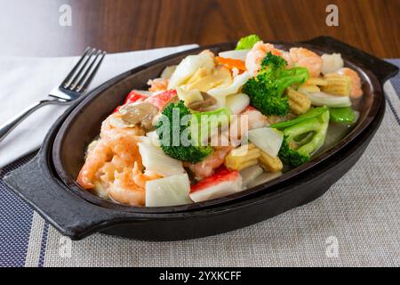 Ein Blick auf ein chinesisches Meeresfrüchtegericht. Stockfoto