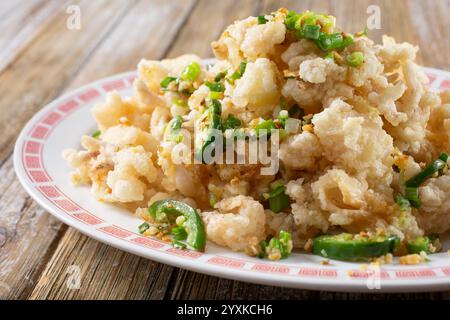 Blick auf einen Teller mit frittiertem Tintenfisch im chinesischen Stil. Stockfoto