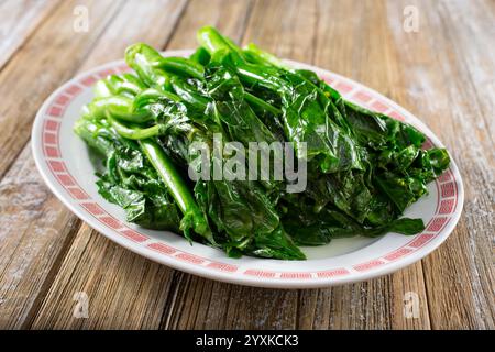 Ein Blick auf einen Teller chinesischer Brokkoli-Vorspeise. Stockfoto