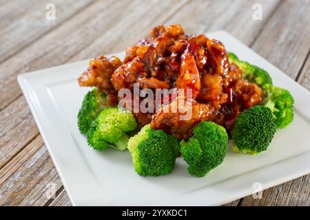 Ein Blick auf einen Teller mit Honig-scharfem Hühnchen. Stockfoto