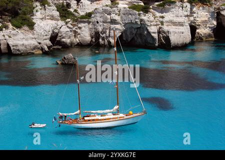 Segelboot. Balearen. Insel Menorca. Cala Macarella. Landschaft Küste. South Island. Spanien. Stockfoto