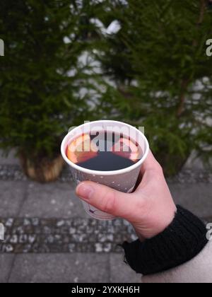 Frau mit Glühwein und Orangenscheiben auf dem weihnachtsmarkt in karlsbad, tschechien Stockfoto