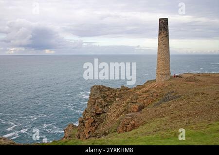 Schornsteine in einer alten Zinnmine in levant an der nördlichen Küste von cornwall Stockfoto