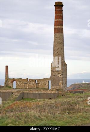 Schornsteine in einer alten Zinnmine in levant an der nördlichen Küste von cornwall Stockfoto