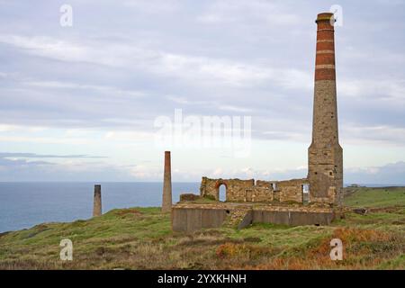 Schornsteine in einer alten Zinnmine in levant an der nördlichen Küste von cornwall Stockfoto
