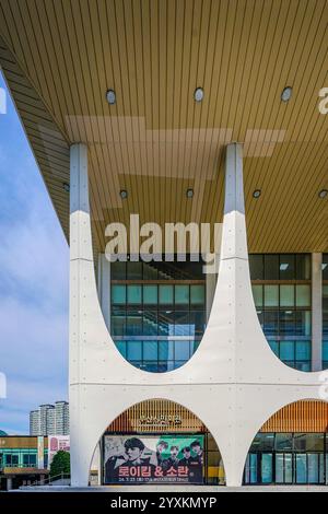 Busan Citizens' Hall, ein Veranstaltungsort mit einer reichen Geschichte von gemeinsamen Erinnerungen, scheinbar beeinflusst vom brasilianischen Architekten Oscar Niemeyer. Stockfoto