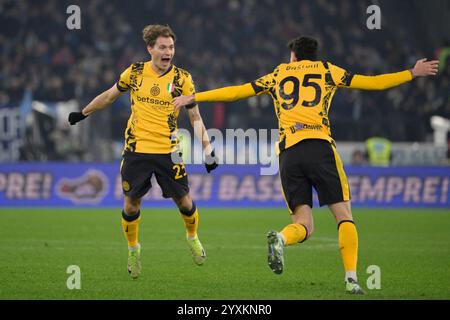 Inter Mailänder Nicolo Barella feiert den Sieg am Ende des Jahres 2024, nachdem er das Tor 0-3 beim Fußball-Spiel der Serie A Enilive zwischen SS Lazio und Inter im Olympiastadion in Rom erzielt hat. Sport - Fußball. (Foto: Fabrizio Corradetti / LaPresse) Stockfoto