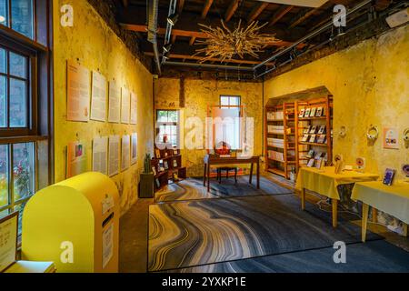 Ein kultureller Komplex mit Büchern mit warmgelbem Licht, das den Raum beleuchtet und eine gemütliche Atmosphäre schafft. Stockfoto